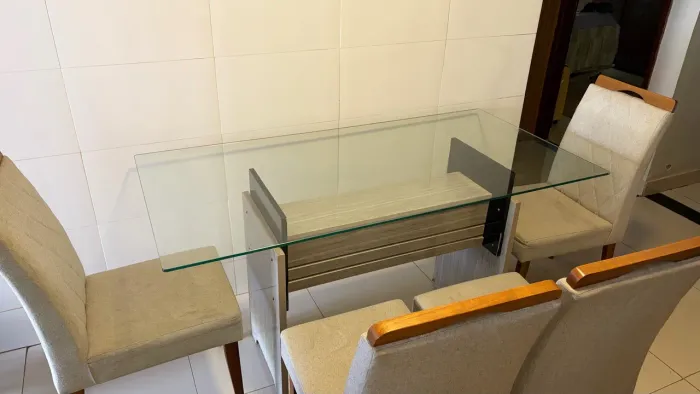Mesa de vidro com cadeiras