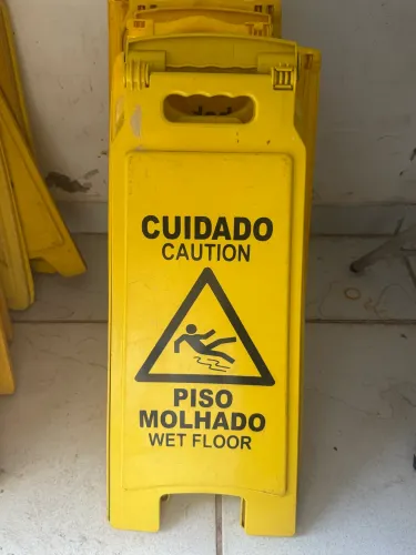 Placas sinalizadoras de limpeza diversas