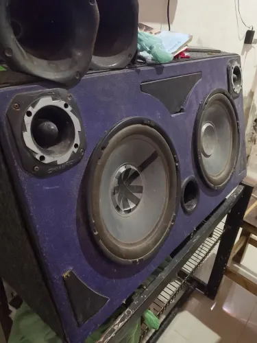Caixa de som alto falante de 12 com duas corneta d200 e uma 250 jbl