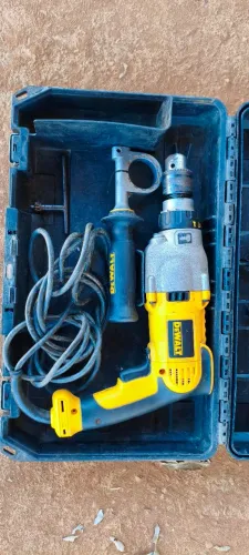 Vende se essa furadeira impacto Dewalt 1300 watts, chama no ZAP: *
