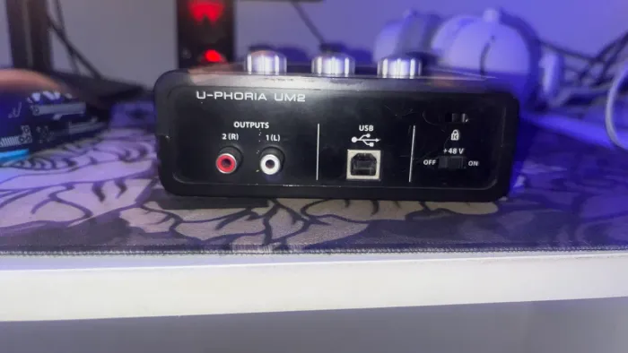 placa de áudio um2 behringer