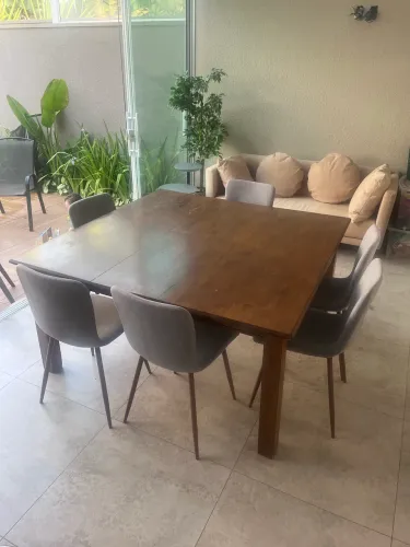 Mesa retrátil de madeira com 6 cadeiras - R$1000
