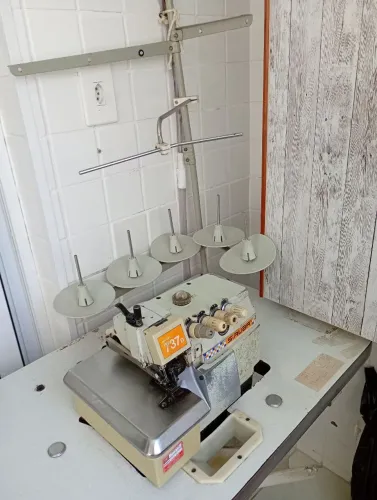 Máquina costura orveloque 737D