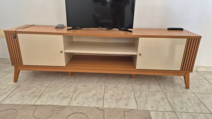 Rack moderno de sala em tom amadeirado