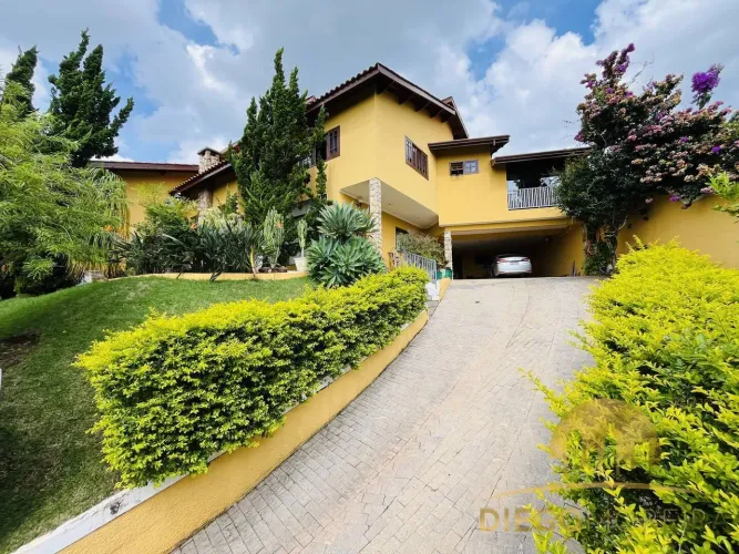 Casa à venda em condomínio de alto padrão na cidade de Atibaia