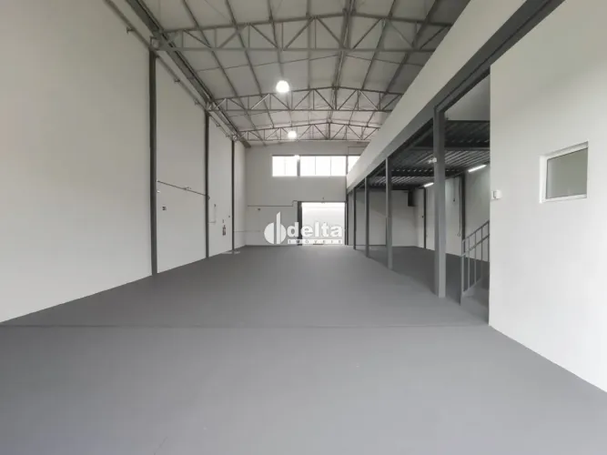 Galpão disponível para locação no bairro Novo Mundo em Uberlândia-MG