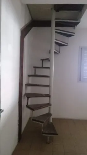 Escada caracol de metal com degraus em Jatobá
