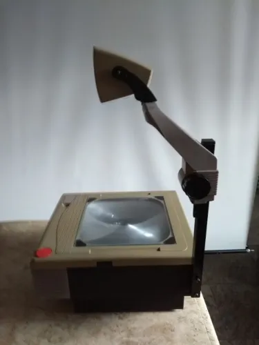 Retro projetor 3 M - mod .1700 , 2Lâmp.82 V. 360W. Não envio, só para retirar.