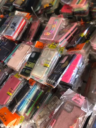 Caixa com 100 capas de celulares variados