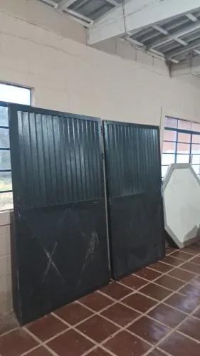 Portão de garagem 2.40m x 2.00m bom estado 