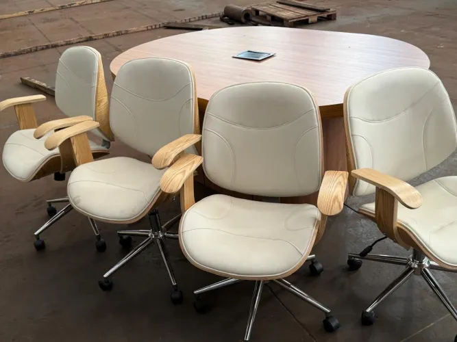 Mesa para escritório usada porém super nova com 4 cadeiras medidas 1,80 por 1,30