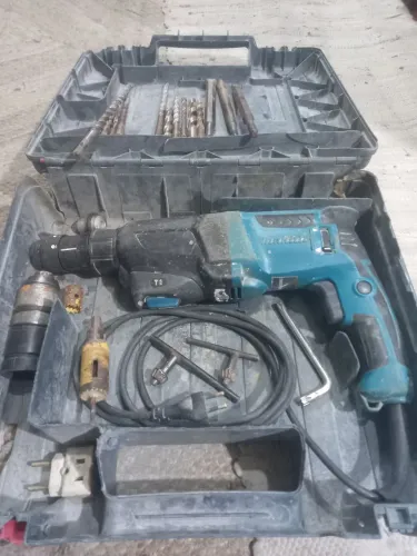 Martelete Makita HR 2610 + Kit 15 peças 