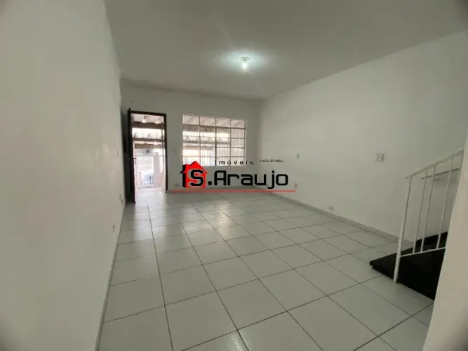 Sobrado Espaçoso com Dependência e Localização Privilegiada na Santa Clara/Água Rasa