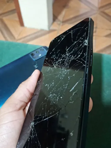 Vendo dois celulares com display quebrado 