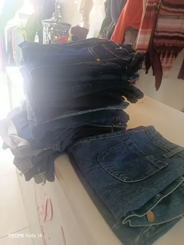 Vendo lotes de roupas jeans novos .