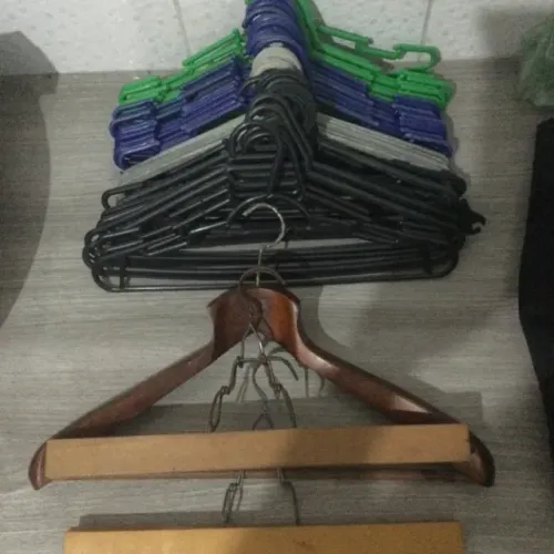50 cabides , sendo de plástico e madeira