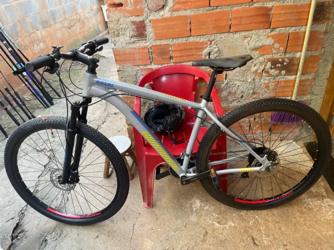 Bicicleta Caloi Atacama e capacete oakley