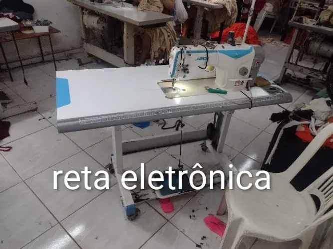 Máquina reta eletrônica