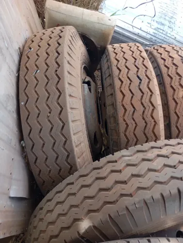 pneus 900x20 em ótimo estado 