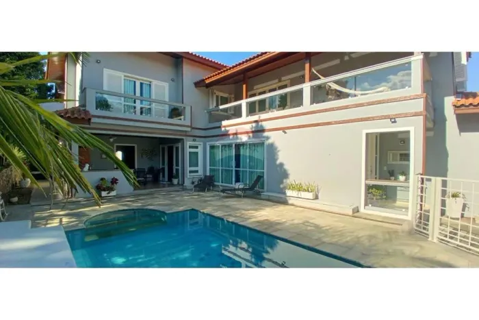 Oportunidade! Casa de esquina com piscina em Aldeia da Serra!