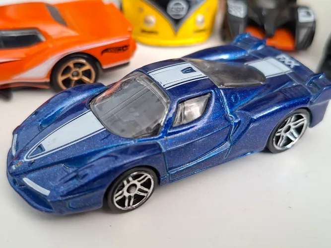 Ferrari FFX azul metálico lindo hotwheels. Baixou