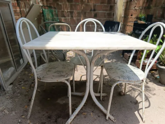 Mesa com 4 cadeiras