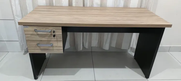 Mesa de Escritório com Duas Gavetas