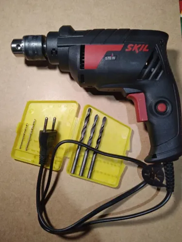 Furadeira impacto SKIL 570w SEMI-NOVA com jogo de brocas