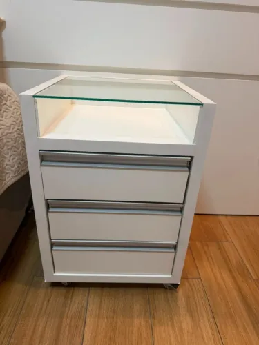 Mesa de apoio quarto, tampo de vidro e 3 gavetas 60 cm de largura com rodinhas