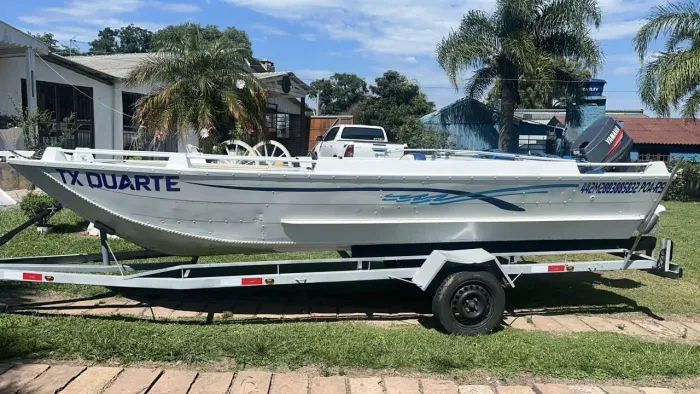 Lancha de alumínio motor 40 Yamaha com trin