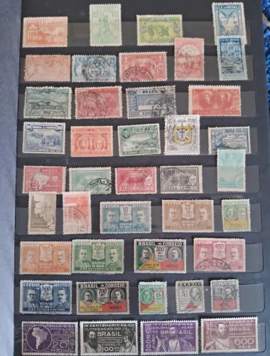 Lote com 650 selos Comemorativos e Aéreos, de 1900 a 1969 (num antigo classificador)