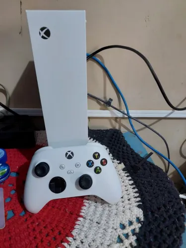 Vendo xbox series s com um controle
