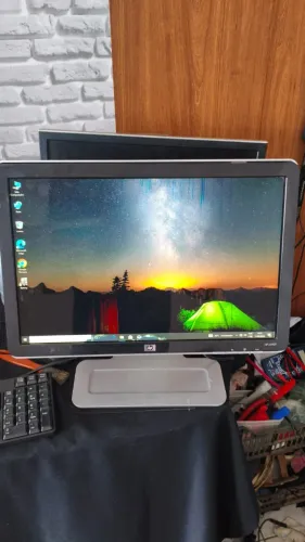 Monitor 19 HP com detalhes(Leia o Anuncio) Passo Cartao,Valor pra buscar no local