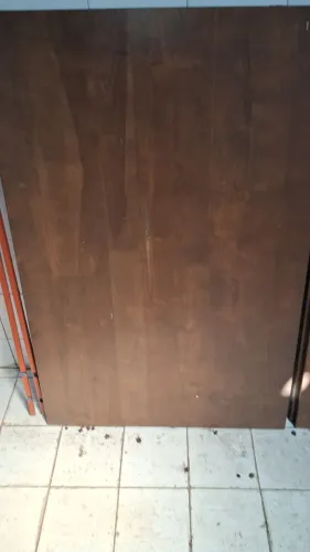 Mesa de madeira e metal 