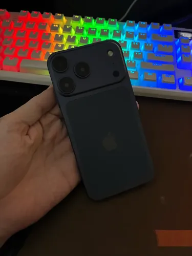 iPhone 11 na carcaça do 17 pro