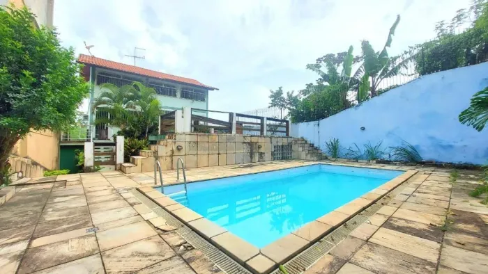 Open House vende casa com piscina no Fonseca