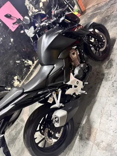 CB300F usada nova