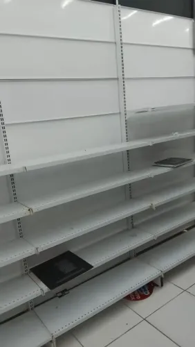 Vende se prateleiras para comércio em geral. 