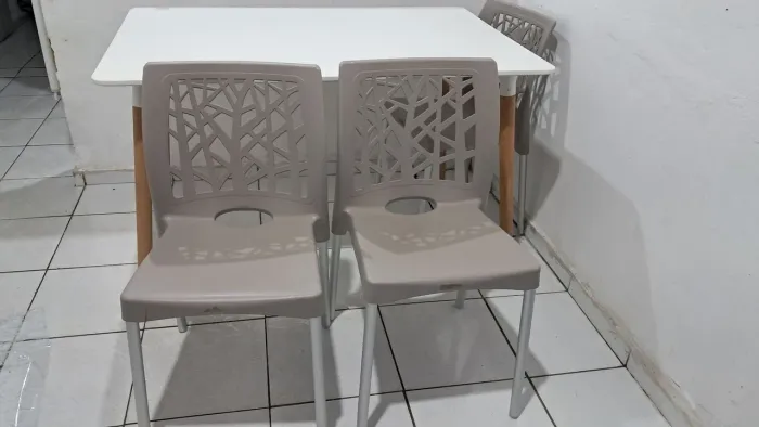Mesa retangular com 4 cadeiras 