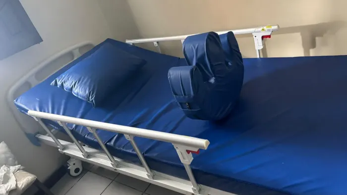 Cama Hospitalar em perfeito estado, três meses de uso. Colchão e travesseiro.
