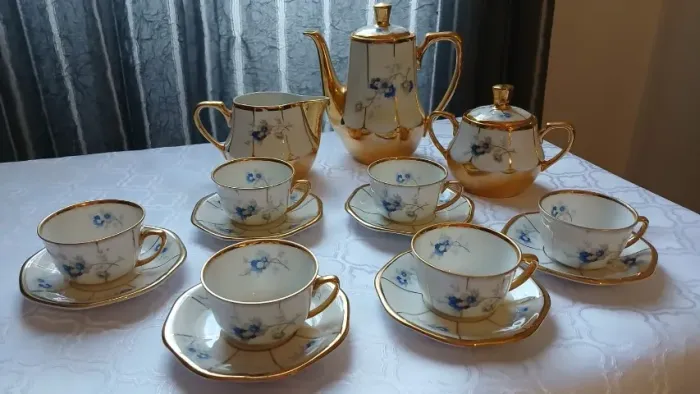 JOGO  EM PORCELANA COM DETALHES EM OURO A FLORES AZUIS 