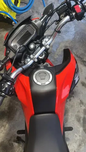 vende-se moto broz de cor vermelha do ano com 1260 km rodados estar Nova. ..............