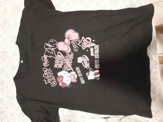 Blusa hello Kitty preta com detalhes rosa, tamanho P, confortável