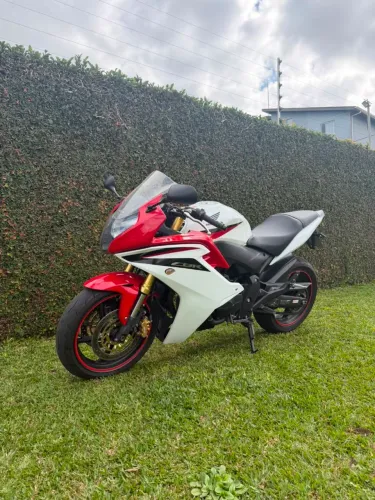 Honda CBR 600 troco por moto de menor valor.