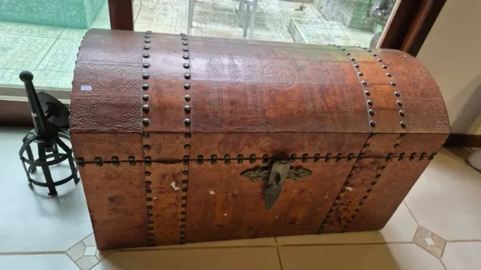 Baú revestido em couro trabalhado e tachas metálicas