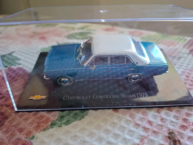 Miniatura Chevrolet Comodoro Sedan 1975 escala 1/43.