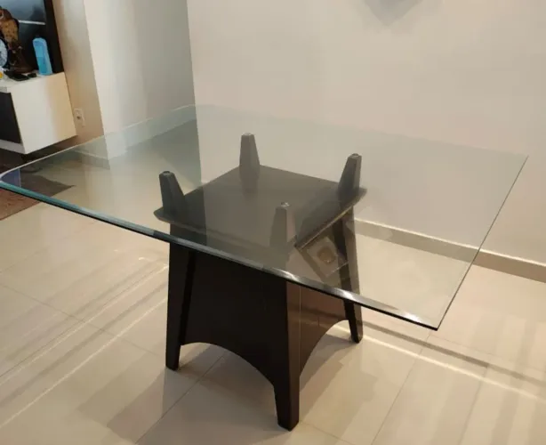 Mesa com tampo de Vidro.