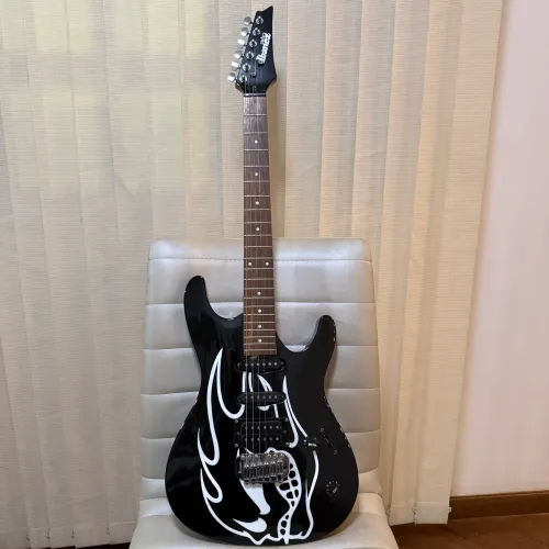 Guitarra Ibanez Gio N427 HSS - Customizada em Preto Metalico c/desenho de Fantasma - LInda