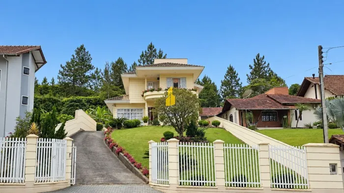 Casa de Alto Padrão com 3 dormitórios (sendo 2 suítes com closet) no bairro Imigrantes