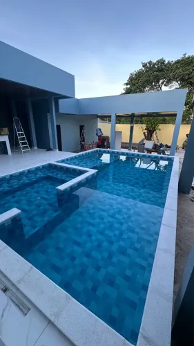 Piscinas de concreto com revestimento em vinil